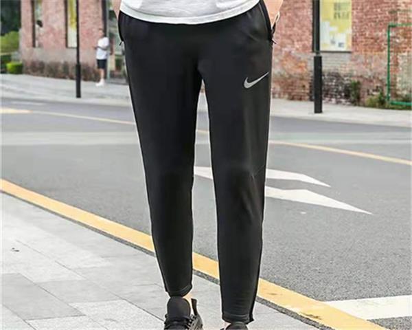 耐克足球训练裤收小腿吗,nike足球训练裤